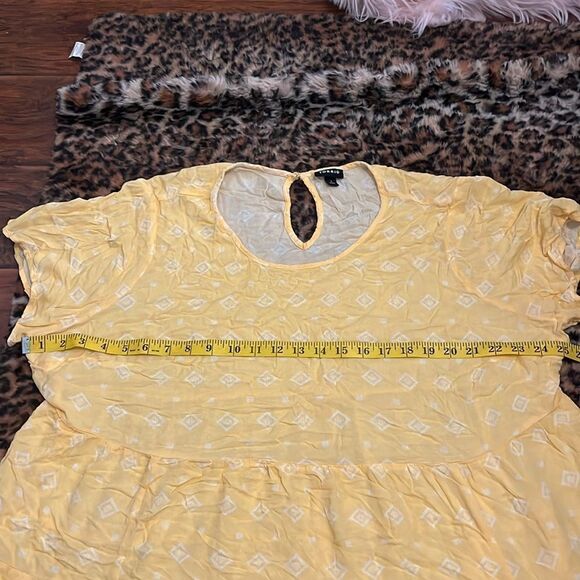 Torrid Yellow White Design Back Button Keyhole Tiered Top Contemporary Feminine - Picture 8 of 12